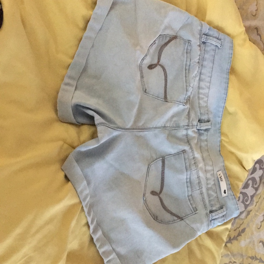 Wanna Betta Butt? Light wash denim shorts
